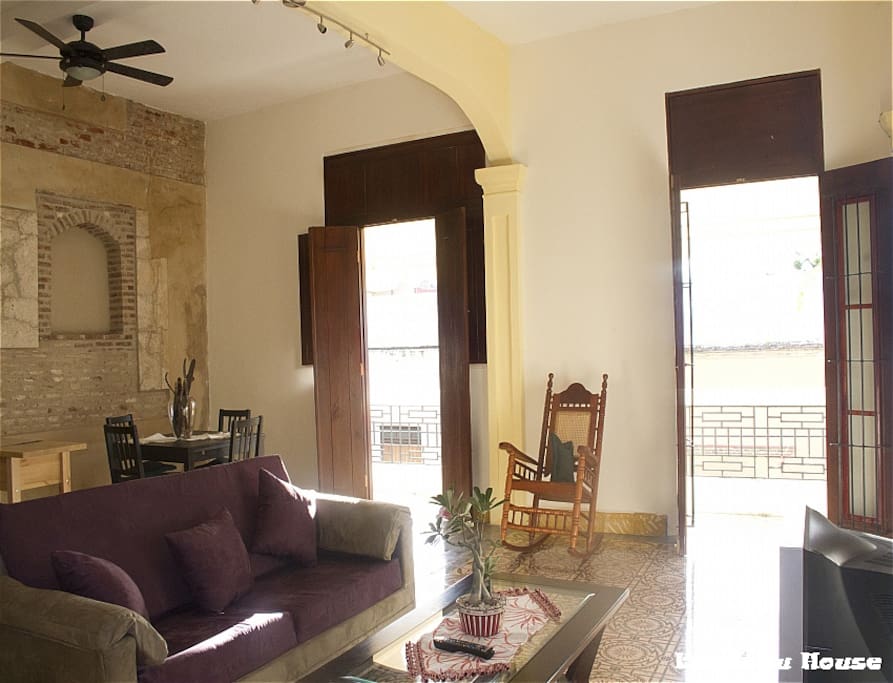 Sala comedor y balcones