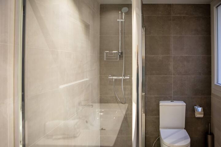 Modern 144m2 Flat – 5beds&4baths – 2mn from subway gallery image 5