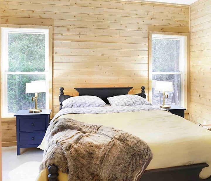 Guest bedroom (queen bed) - waterfront view