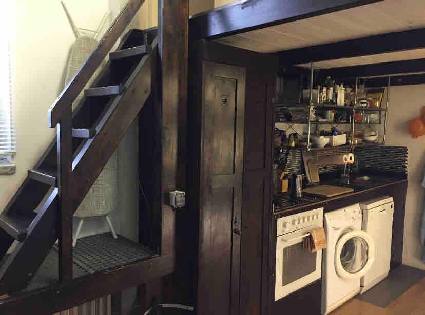 เข้าถึงห้องใต้หลังคานอนในห้องครัวขนาดเล็กด้านหลังโดยสตูดิโอ 