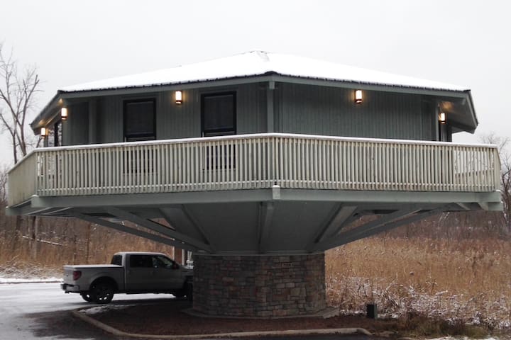 Treetop Views, 8 Sided House on Pedestal, Sleeps 5