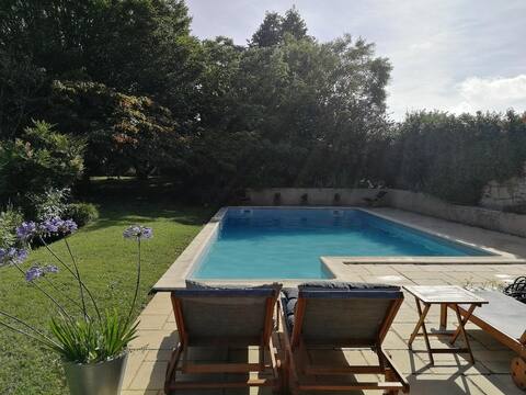 Bourgeoise home with swimming pool near Futuroscope