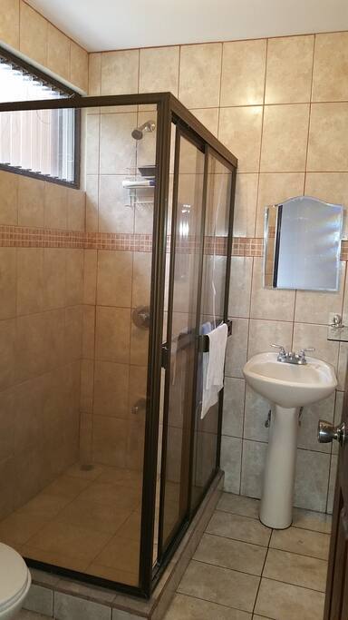 Baño exclusivo para usted con agua caliente con todos los implementos para el aseo personal.( private bathroom with hot water and all the implements for the personal care.)