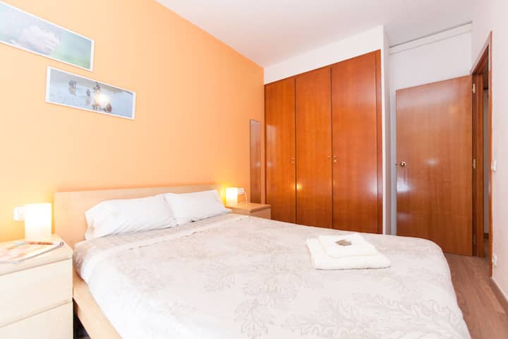 Masterbedroom wth kitanda cha ukubwa wa malkia