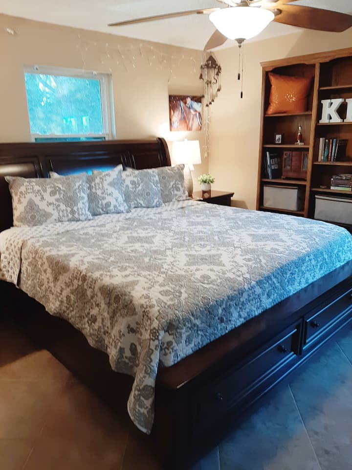 Კალიფორნიის ზომის საწოლი.