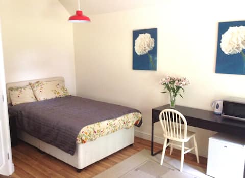 Top Airbnb: 'Garden House' Private Studio Flat in City Of Nottingham