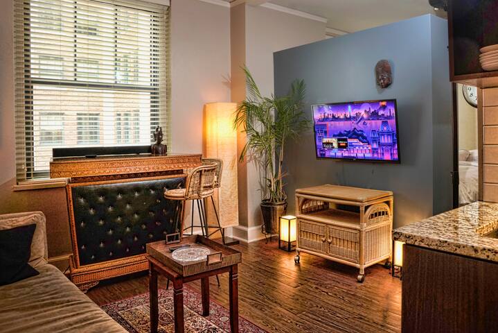 Posh Compact Apt/SALT WATER POOL/hot tub