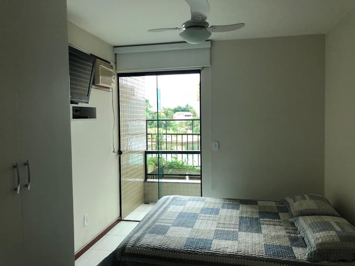 Apartmán s manželskou posteľou a balkónom s výhľadom na more.