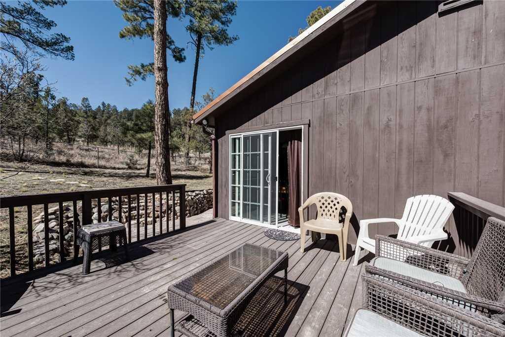 Fresh Air - The deck is the perfect place if you want to sit outside and enjoy the fresh air. Make some drinks, get the crew and