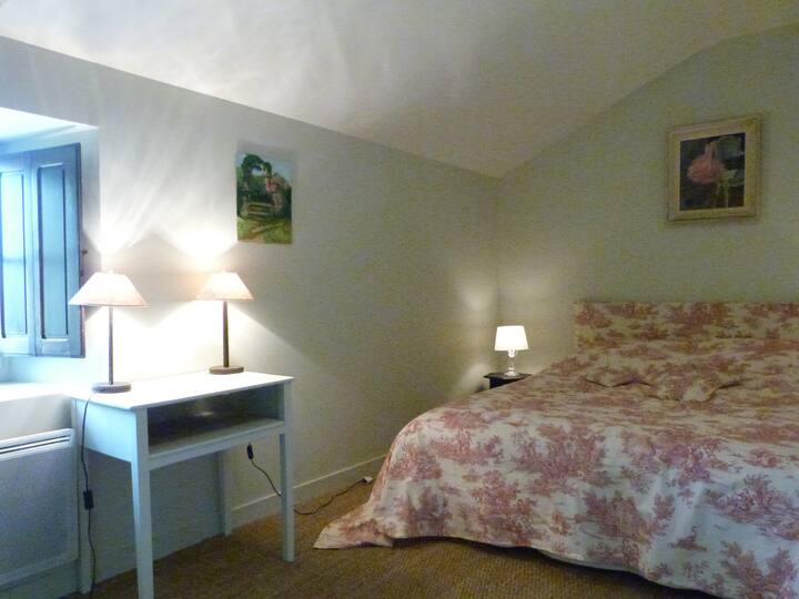 غرفة نوم بمساحة 15 مترًا مربعًا. جميع الأسرّة المزدوجة مقاس 160 × 200