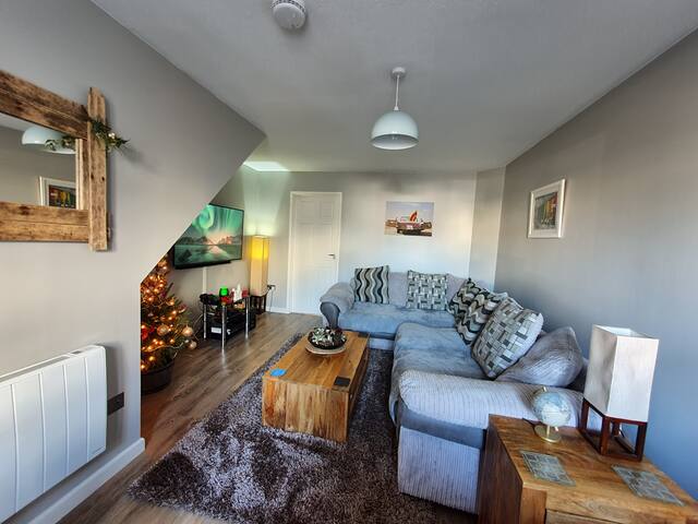 Cosy 1 bedroom house, stones throw from the beach