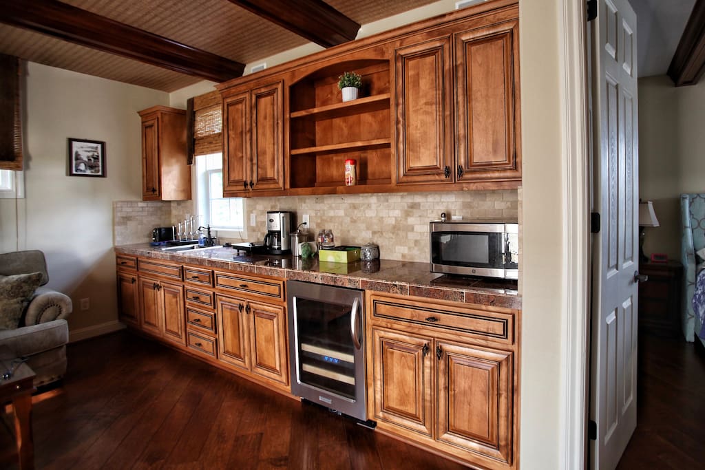 Elegant kitchenette equipped with pots/pans and all kinds of electric cookware and stove to allow guests prepare their own meals. 起居厅备有各种基本厨具:电灶,微波炉,冰箱,冷柜,电水壶,咖啡机等,您可以随意使用……