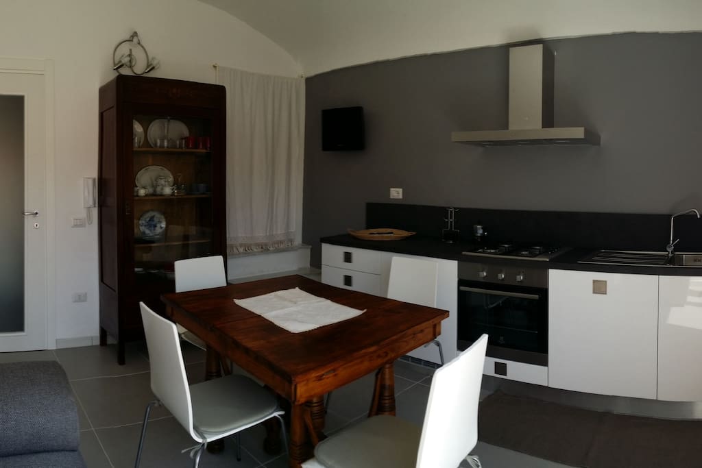 Sala e cucina secondo piano, con lavastoviglie e ripostiglio con lavatrice