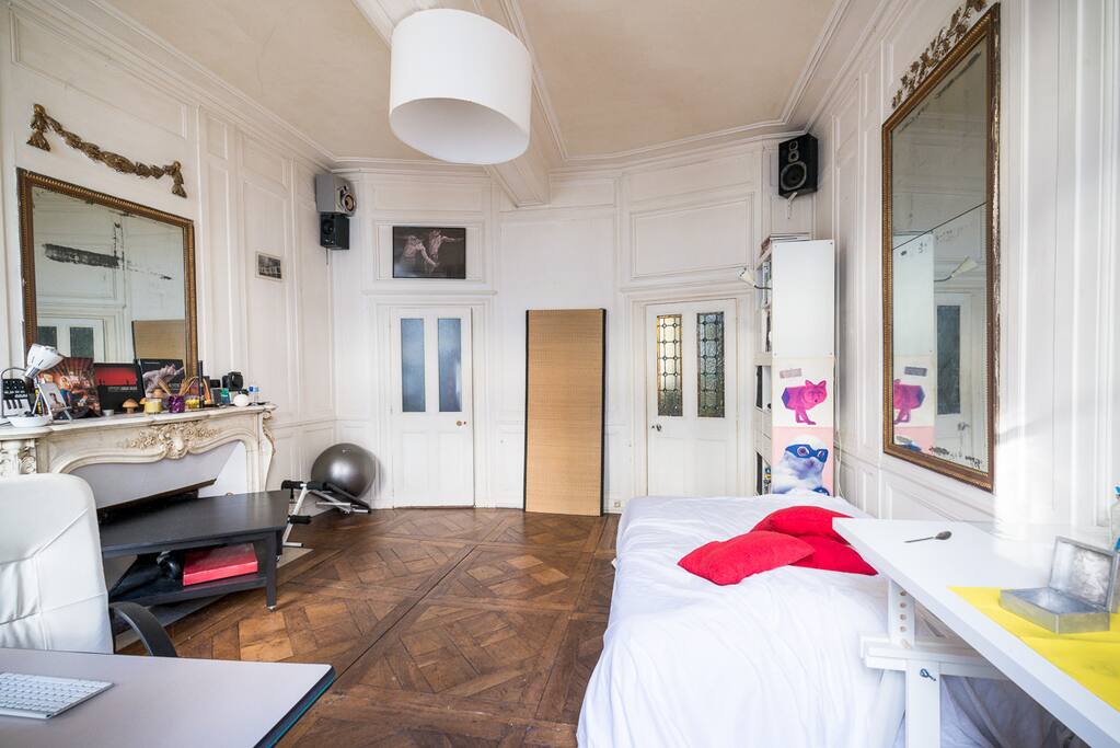 Mon côté bureau/chambre
(drap blanc = lit ou canapé)