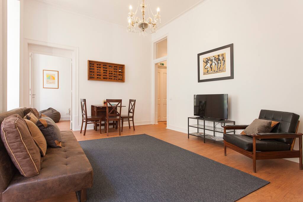 Confy and spacious living room, with a foldable table for 6.