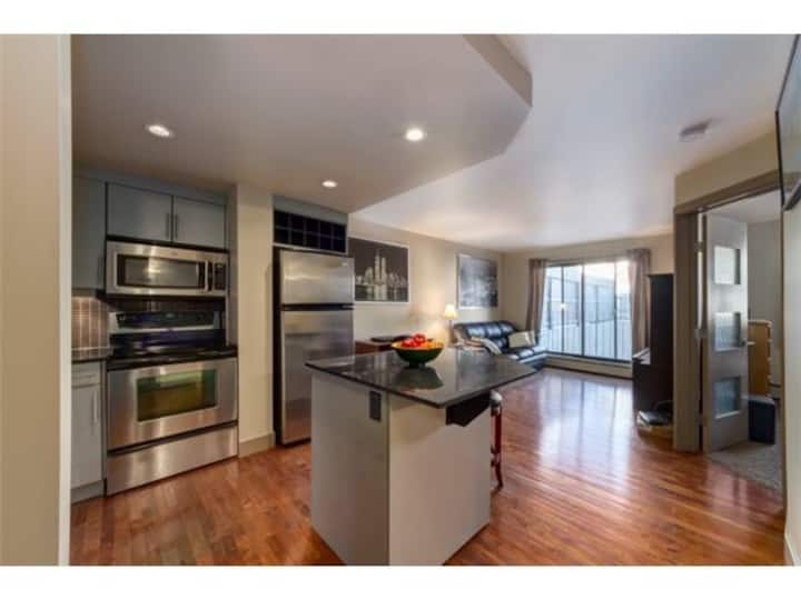 Beautiful 1 bedroom Condo downtown Calgary!