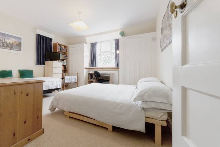 Spacious Double/Triple near Common