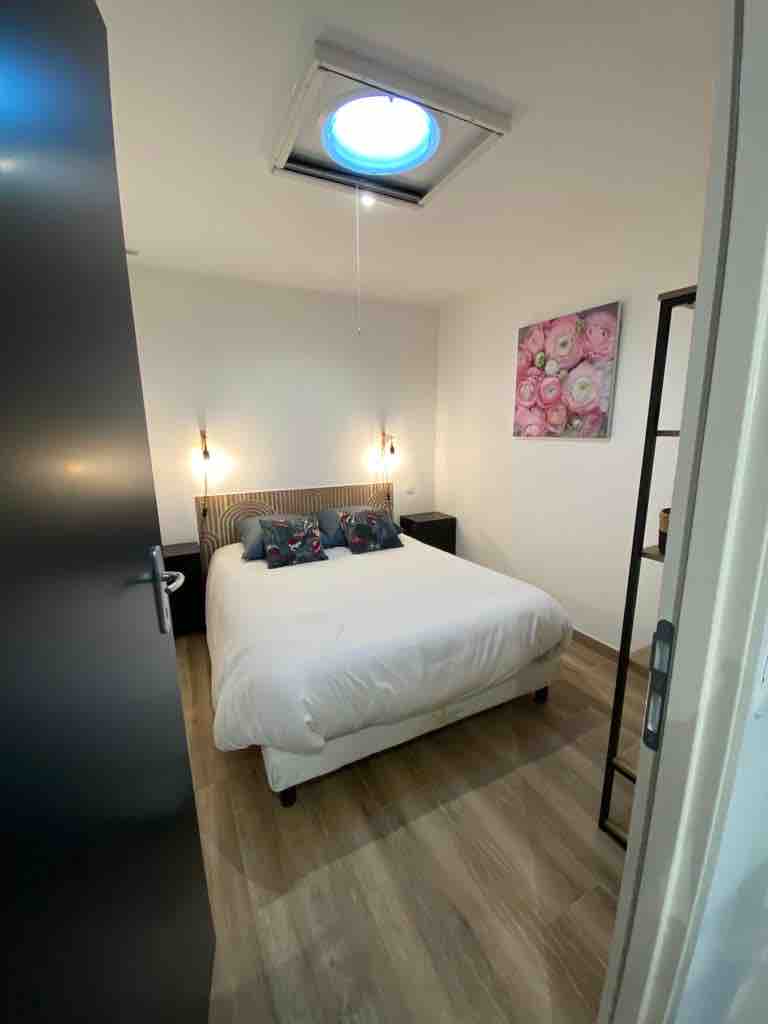 Spavaća soba u prizemlju 140 kreveta. Mala polica s vješanjem .