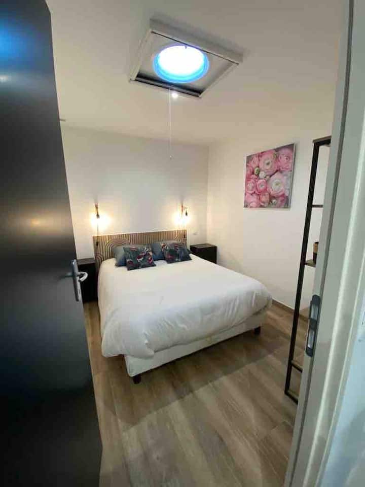 ห้องนอนชั้นล่าง 140 เตียง ชั้นวางของขนาดเล็กพร้อมที่แขวน