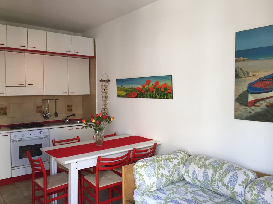 Soggiorno con angolo cottura e divano letto