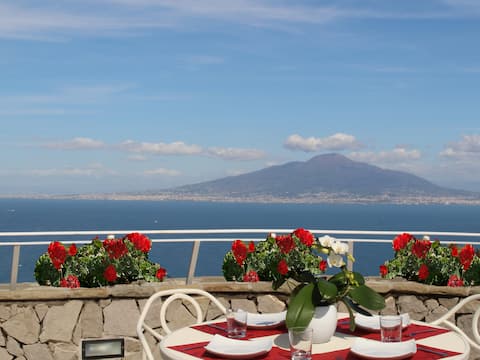 MiraSorrento, romantic view of the Gulf of Naples