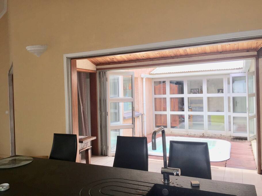 Espace cuisine a partager avec vue sur le spa