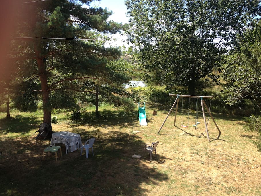 Jeux enfants dans Le jardins (Le grand trampoline est caché sur la droite)