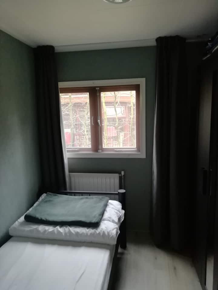 Quarto de uma pessoa com guarda-roupa.