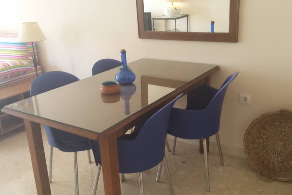 Una agradable area donde comer en familia o trabajar un rato con buena luz.