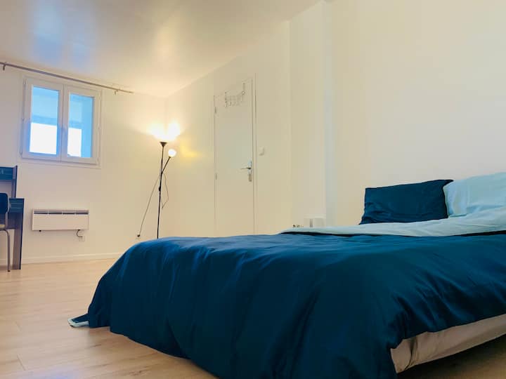 อพาร์ทเมนท์ที่ 2: ห้องนอนขนาดใหญ่ที่มีหน้าต่างมองเห็นสวน