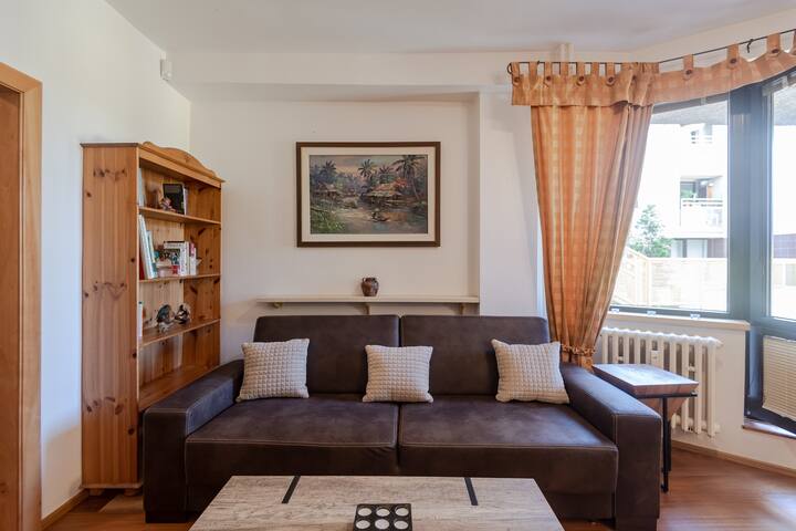 SPACIOUS,NEWLY REFURBISHED APT, SUPERB LOCATION gallery image 2