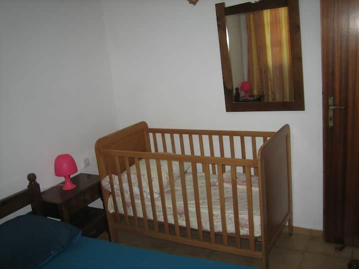 Kitanda cha mtoto katika chumba cha kulala  kwa ajili ya mtoto wako mtamu