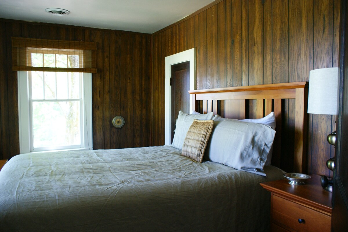 Spavaća soba Ainsley s bračnim krevetom.