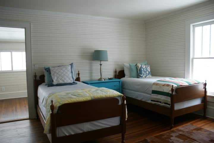 The Arlington Bedroom with twin beds.