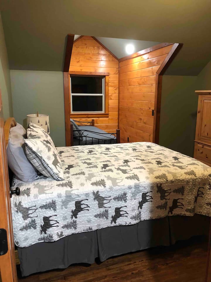 غرفة نوم ثانية بسرير مزدوج.