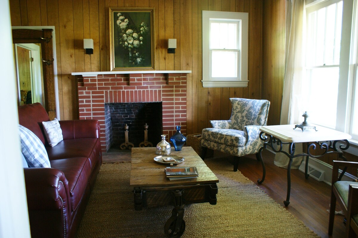 Dnevni boravak s 1 od 2 radna kamina.