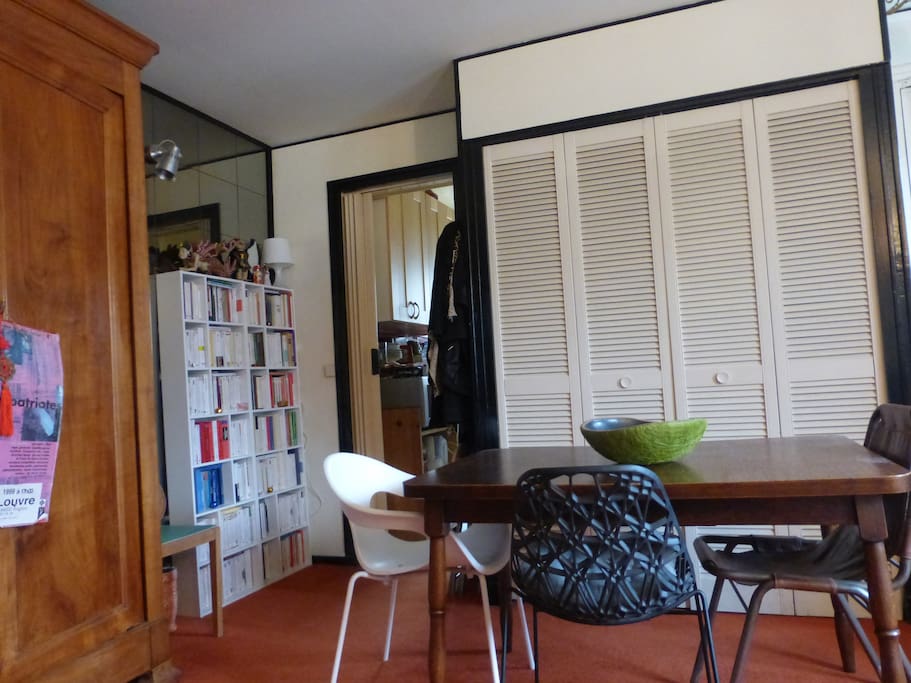 Une belle table en bois pour se réunir ou dîner en famille ou entre amis après les balades parisienne