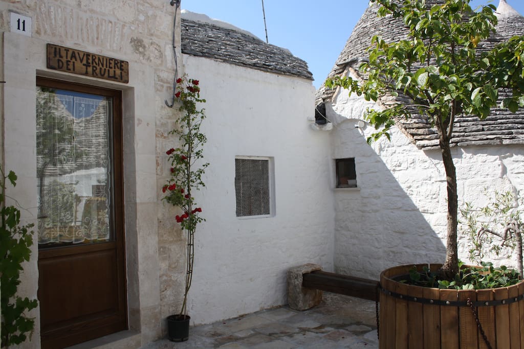 www.tavernieredeitrulli.com - Private entrace with a small terrace.
