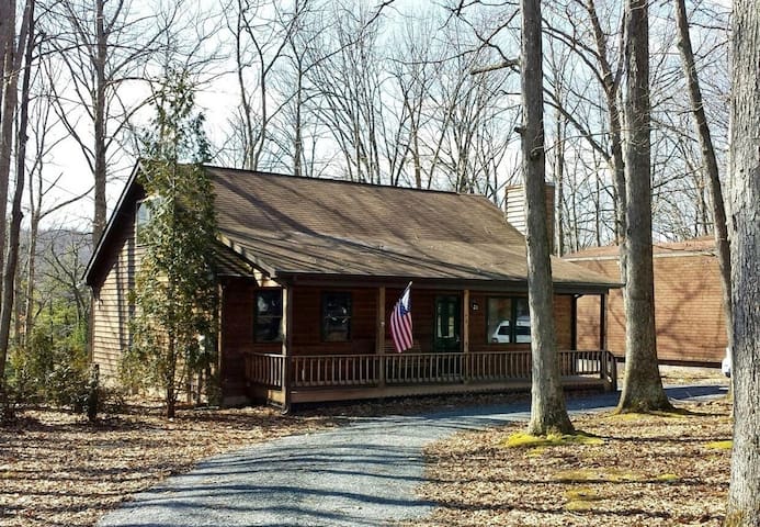 Sullivans Retreat - Dock, Hot Tub, Loft, WiFi