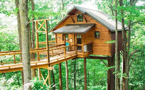 Luxury Treehouse Getaway with Treetop Views