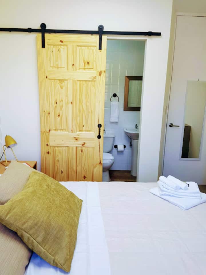 Vue sur la salle de bain et porte d'entrée de la chambre principale