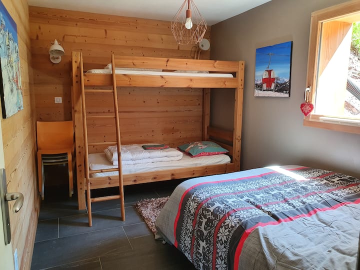 เตียงสองชั้นที่เพิ่มเสน่ห์ให้กับการนอนแบบดั้งเดิมสัมผัสแห่งความคิดริเริ่ม