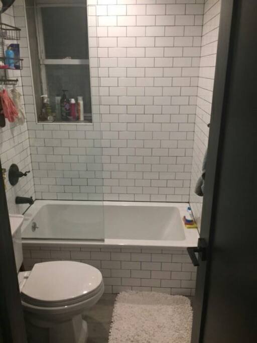 Spotless bathroom with towels, and toiletries included in your stay.