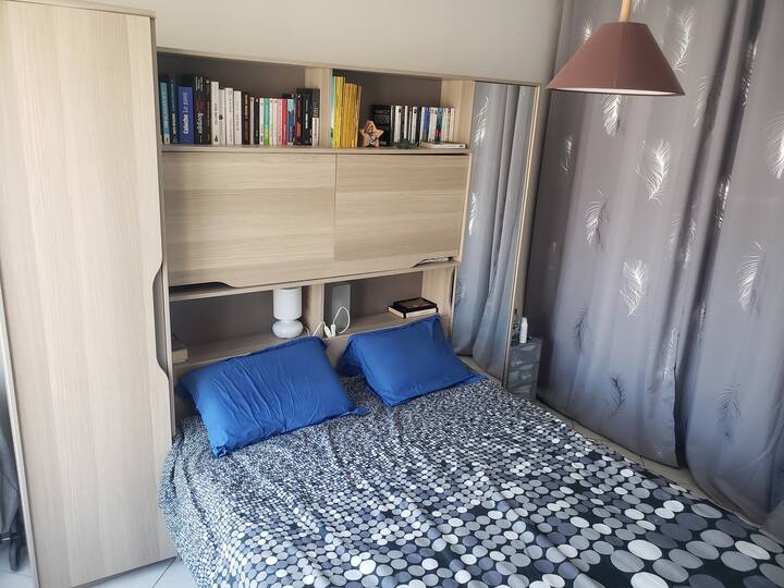 Chumba kinachoelekea mtaani