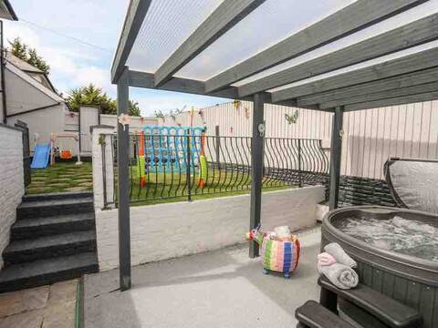 Beeches, 5 bedroom house with hot tub