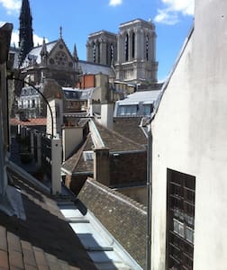 Direct view of Notre Dame Cathedal