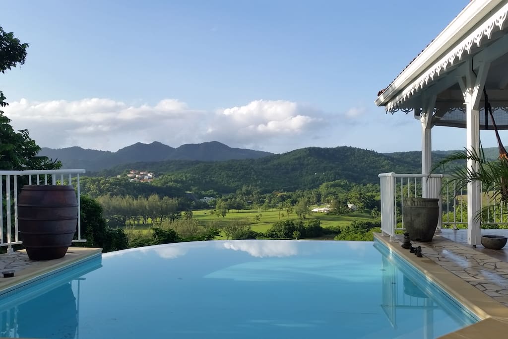 Piscine à débordement au dessus du golf
