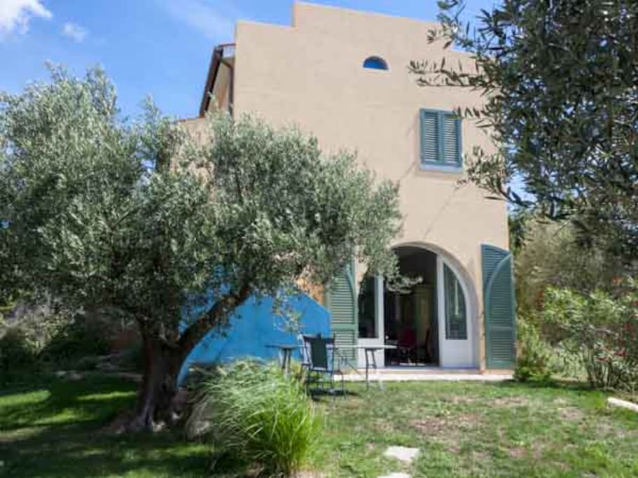 Entrata della casa con giardino privato con ulivi per rilassarsi