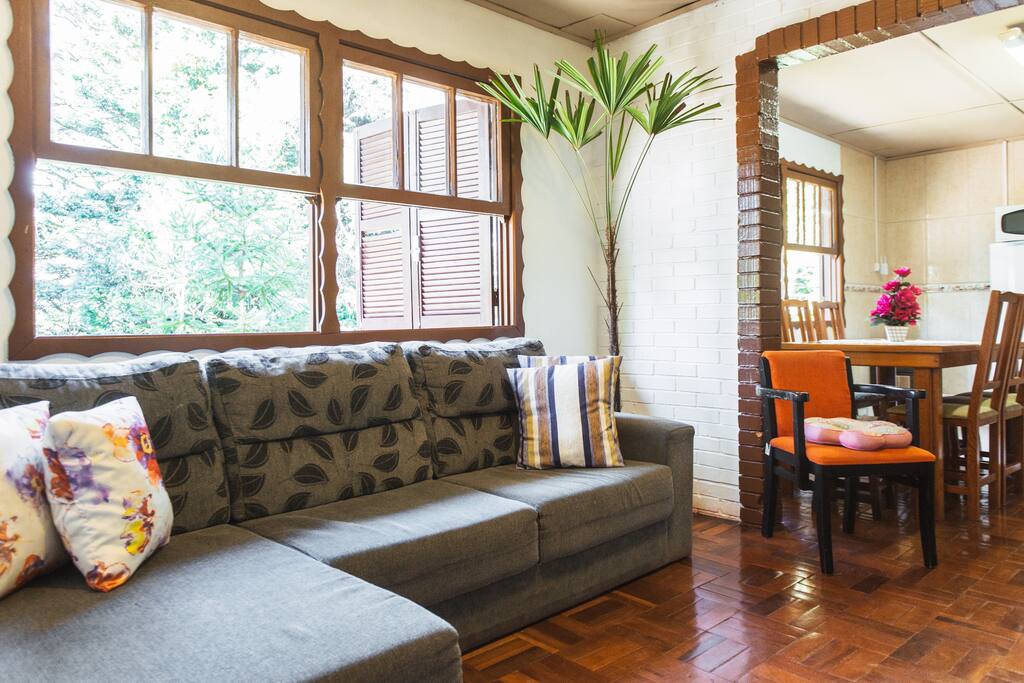 Sala com lareira, tv por assinatura e home theather.