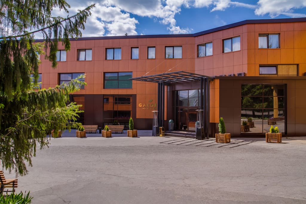 Фасад отеля Garden Hotel & Spa